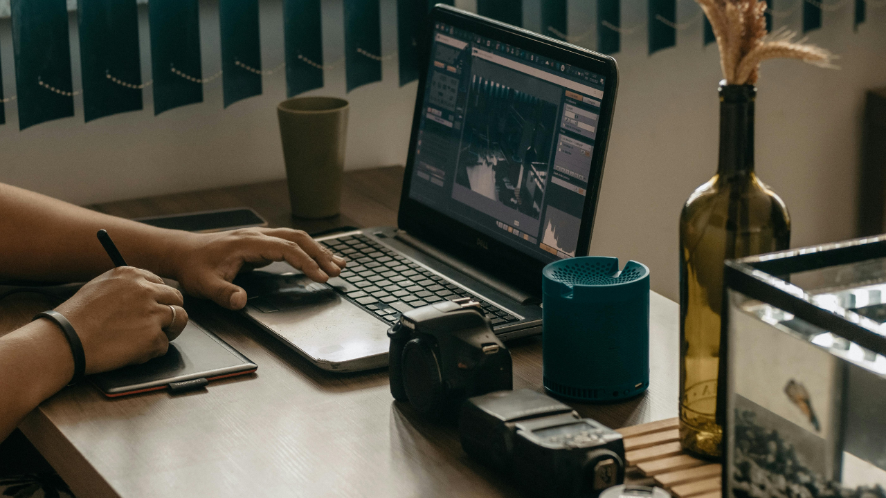 Visual Clutter vs. Visual Stimulation at Work